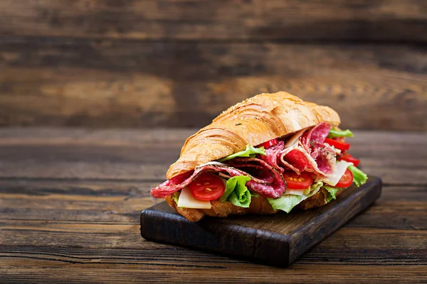 Colazione Gustosa Croissant Appetitoso Con Salame Formaggio Pomodori — Foto Stock