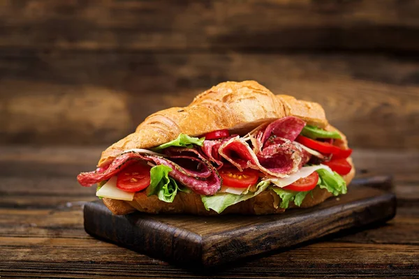 Colazione Gustosa Croissant Appetitoso Con Salame Formaggio Pomodori — Foto Stock