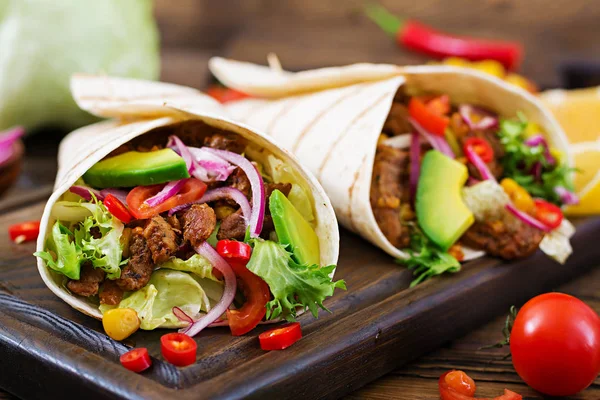 Tacos Mexicanos Con Carne Res Salsa Tomate Salsa Aguacate — Foto de Stock