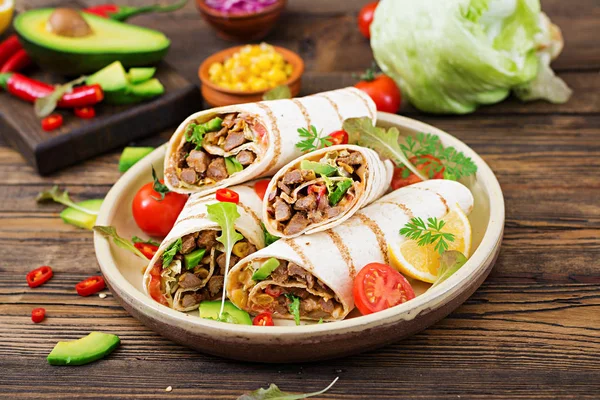 Burrito Zábaly Hovězím Masem Zeleninou Dřevěné Pozadí Hovězí Burrito Mexické — Stock fotografie