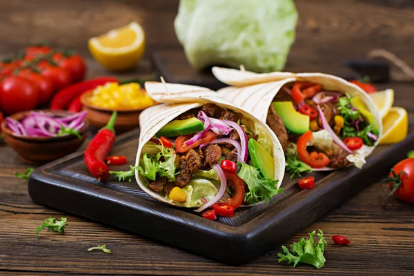 Mexikanska Tacos Med Nötkött Tomat Sås Och Avocado Salsa — Stockfoto