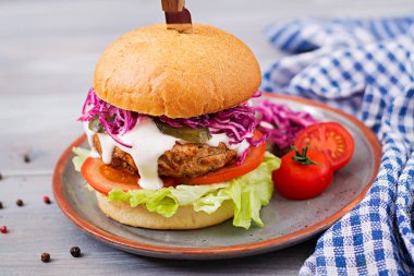 Sandviç hamburger sulu hamburger, domates, kırmızı lahana ile