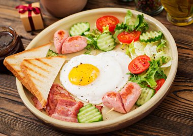 Sevgililer Günü ' - bir kalp, tost, sosis, pastırma ve taze sebze şeklinde kızarmış yumurta kahvaltı. İngiliz kahvaltısı