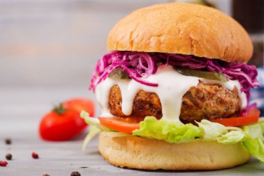 Sandviç hamburger sulu hamburger, domates, kırmızı lahana ile