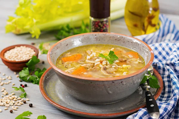 パール大麦 セロリ チキンとキノコのとろみスープ 食事メニュー — ストック写真