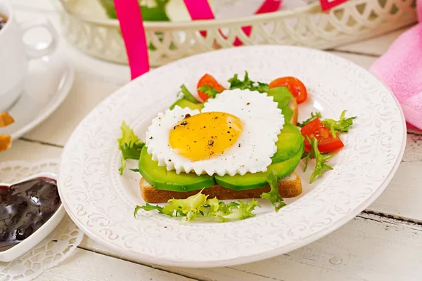 Ontbijt Valentijnsdag Sandwich Van Gebakken Vorm Van Een Hart Avocado — Stockfoto