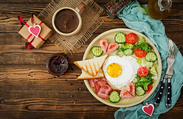 Ontbijt Valentijnsdag Gebakken Vorm Van Een Hart Toast Worst Spek — Stockfoto