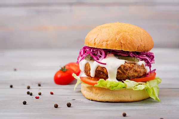Szendvics Hamburger Lédús Burger Paradicsommal Vörös Káposzta — Stock Fotó