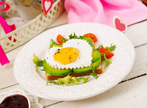 Ontbijt Valentijnsdag Sandwich Van Gebakken Vorm Van Een Hart Avocado — Stockfoto
