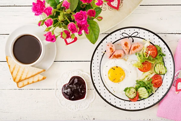 Śniadanie Walentynki Jajko Sadzone Kształcie Serca Grzanki Kiełbasa Świeże Warzywa — Zdjęcie stockowe