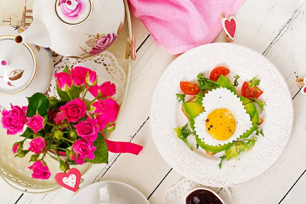 Reggeli Valentine Day Szendvics Sült Tojás Egy Szív Alakú Avokádó — Stock Fotó