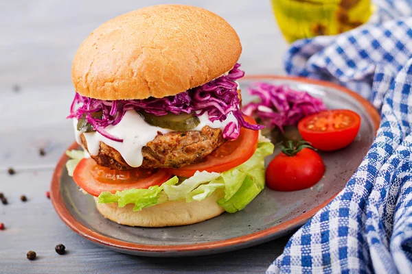 Szendvics Hamburger Lédús Burger Paradicsommal Vörös Káposzta — Stock Fotó