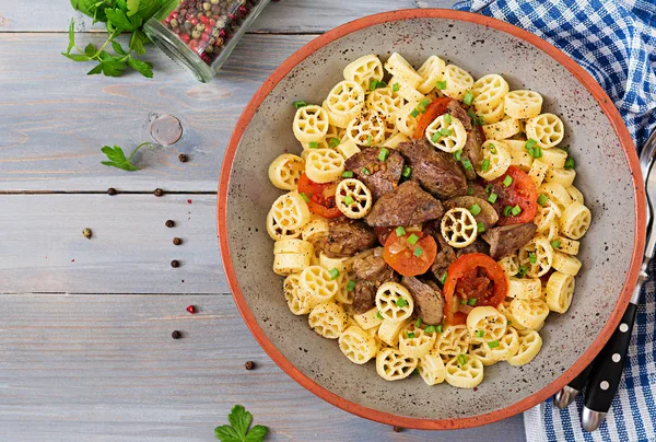 Gebakken Kippenlever Met Tomaat Garneer Pasta Bovenaanzicht — Stockfoto