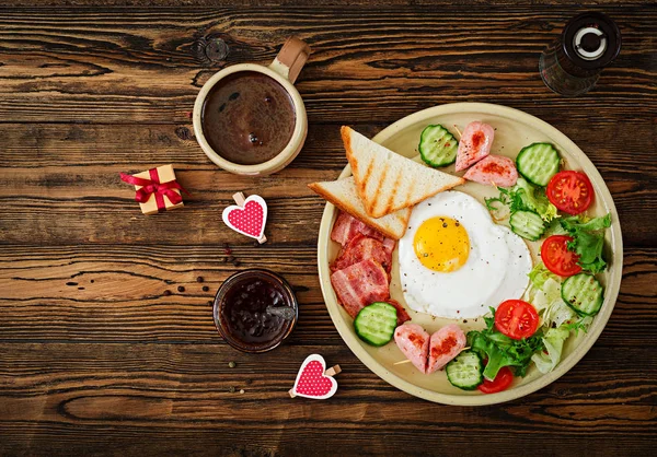 Desayuno San Valentín Huevo Frito Forma Corazón Tostadas Salchichas Tocino — Foto de Stock