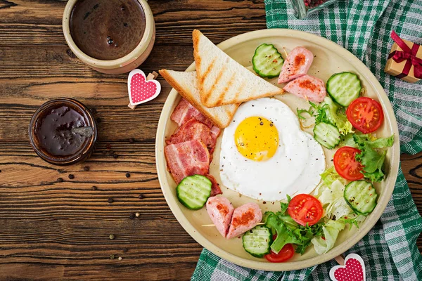 Desayuno San Valentín Huevo Frito Forma Corazón Tostadas Salchichas Tocino — Foto de Stock
