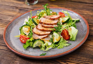 Dana eti taze sebze salatası. Diyet yiyecek. Et salatası.