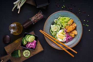 Yumurta, kızarmış balık ve taze sebze salatası. Asya mutfağı. Üstten Görünüm