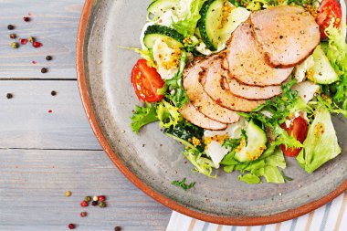 Dana eti taze sebze salatası. Diyet yiyecek. Et salatası. Üstten Görünüm. Düz yatıyordu.