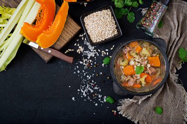 Sığır eti, pearl arpa, kabak ve kereviz ile kalın çorbası. Diyet menüsü. Üstten Görünüm