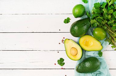 Olgun avokado, kireç ve Salantro ahşap masa lambası üzerinde. Sağlıklı gıda kavramı. Üstten Görünüm