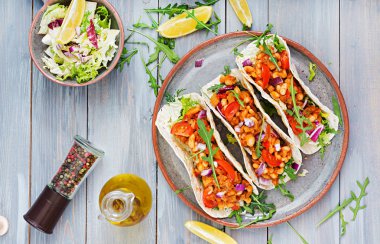 Sığır eti, domates sosu ve salsa fasulye ile Meksika Taco. Düz yatıyordu. Üstten Görünüm.