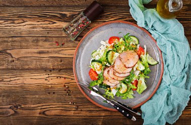 Dana eti taze sebze salatası. Diyet yiyecek. Et salatası. Üstten Görünüm. Düz yatıyordu.