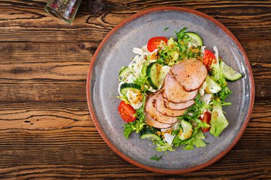 Dana eti taze sebze salatası. Diyet yiyecek. Et salatası. Üstten Görünüm. Düz yatıyordu.