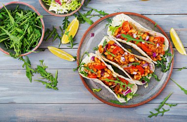 Sığır eti, domates sosu ve salsa fasulye ile Meksika Taco. Düz yatıyordu. Üstten Görünüm.