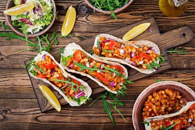 Sığır eti, domates sosu ve salsa fasulye ile Meksika Taco. Düz yatıyordu. Üstten Görünüm.