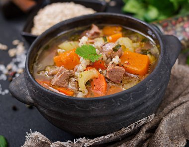 Sığır eti, pearl arpa, kabak ve kereviz ile kalın çorbası. Diyet menüsü.