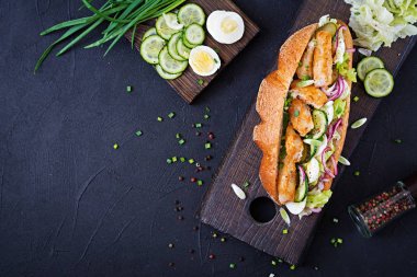 Baget sandviç balık, yumurta, soğan turşusu ve marul yaprakları. Üstten Görünüm