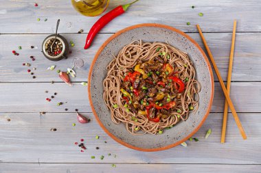 Fry tavuk Kalpler, kırmızı biber, soğan ve buğday noodle karıştırın. Üstten Görünüm