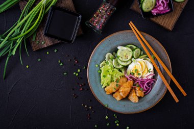 Yumurta, kızarmış balık ve taze sebze salatası. Asya mutfağı. Üstten Görünüm
