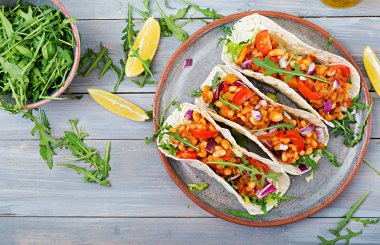 Sığır eti, domates sosu ve salsa fasulye ile Meksika Taco. Düz yatıyordu. Üstten Görünüm.