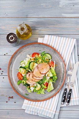 Dana eti taze sebze salatası. Diyet yiyecek. Et salatası. Üstten Görünüm. Düz yatıyordu.