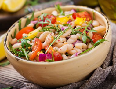 Beyaz fasulye cannellini salata. Vegan salata. Diyet menüsü
