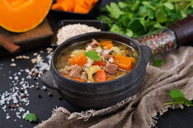 Sığır eti, pearl arpa, kabak ve kereviz ile kalın çorbası. Diyet menüsü.