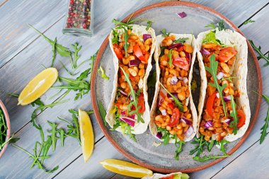 Sığır eti, domates sosu ve salsa fasulye ile Meksika Taco. Düz yatıyordu. Üstten Görünüm.