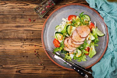 Dana eti taze sebze salatası. Diyet yiyecek. Et salatası. Üstten Görünüm. Düz yatıyordu.