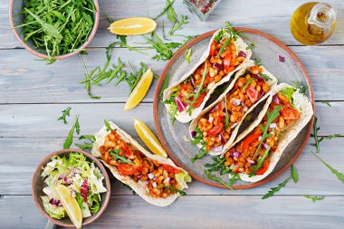 Sığır eti, domates sosu ve salsa fasulye ile Meksika Taco. Düz yatıyordu. Üstten Görünüm.