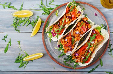 Sığır eti, domates sosu ve salsa fasulye ile Meksika Taco. Düz yatıyordu. Üstten Görünüm.
