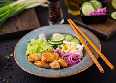 Yumurta, kızarmış balık ve taze sebze salatası. Asya Mutfağı.