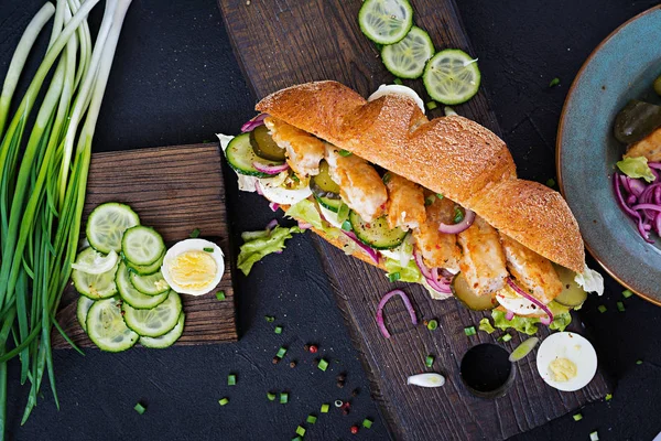 Sandwich Baguette Con Pescado Huevo Cebolla Escabeche Hojas Lechuga Vista —  Fotos de Stock