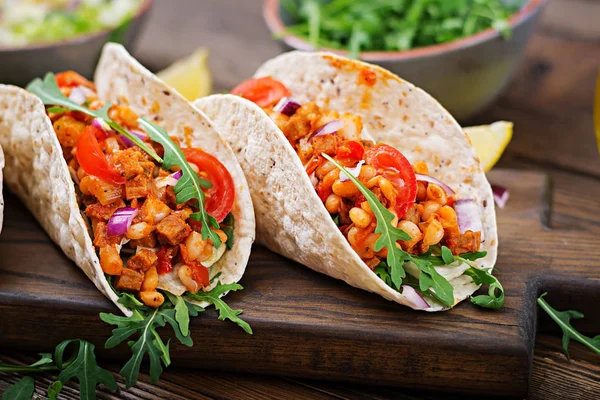 Tacos Mexicanos Con Carne Res Frijoles Salsa Tomate Salsa — Foto de Stock