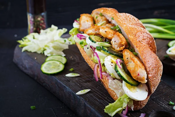 Sandwich Baguette Con Pescado Huevo Cebolla Escabeche Hojas Lechuga —  Fotos de Stock