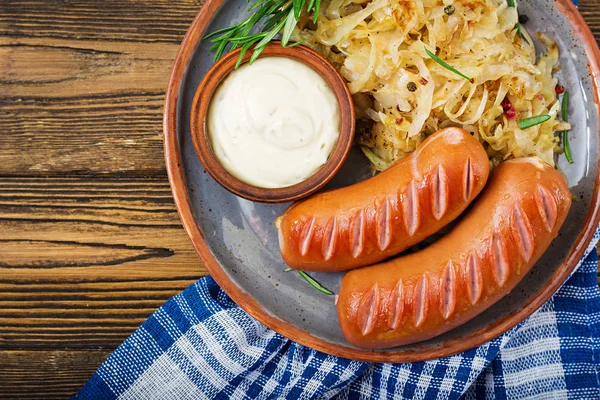 Deska Klobásy Zelí Dřevěný Stůl Tradiční Menu Oktoberfest Byt Leží — Stock fotografie