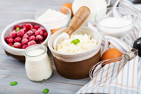 Ingredienser För Beredning Keso Gryta Med Körsbär Välsmakande Frukost — Stockfoto