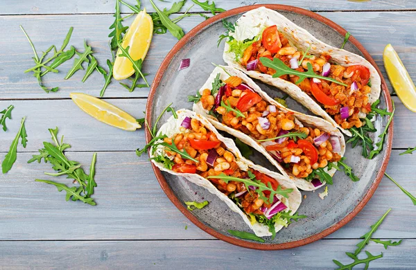 Tacos Mexicanos Com Carne Bovina Feijão Molho Tomate Salsa Deitado — Fotografia de Stock