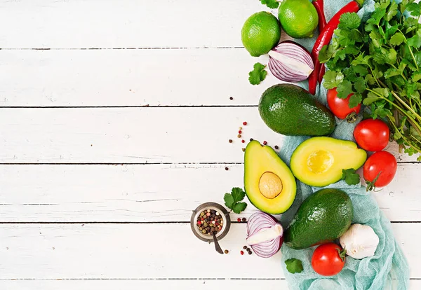 Zutaten Für Guacamole Sauce Avocado Tomaten Zwiebeln Paprika Chili Knoblauch — Stockfoto