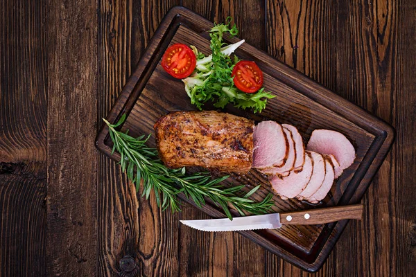 木製のテーブル スパイスでジューシーな仔牛のフィレ肉を焼いた フラットが横たわっていた トップ ビュー — ストック写真